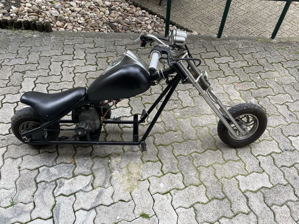 Mini Chopper 49cc com motor de arranque elétrico.