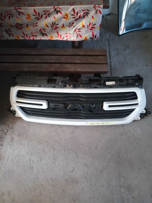 Dodge Ram grill koła