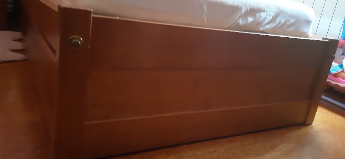 Cama de madeira com gaveta