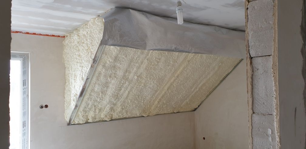 Ocieplanie dachów poddasza pianą poliuretanową pur izolacja natryskowa