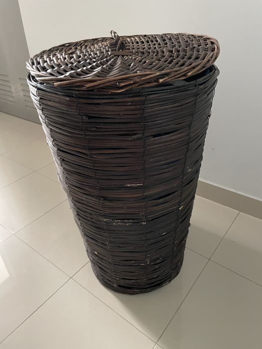 Cesto de vime escuro com tampa