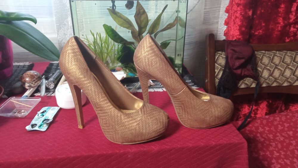Продам туфлі на високому каблуку у дуже гарному стані.