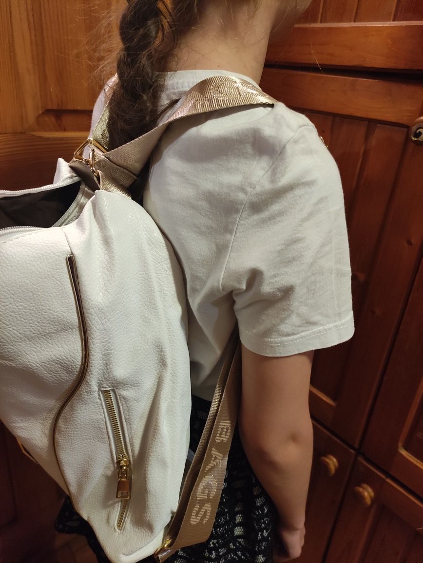 Śliczna biała torebka worek typu shooper można nosić jak plecak