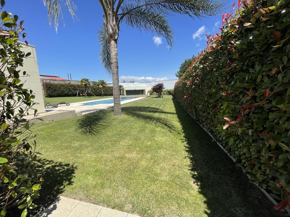 Serviços de jardinagem e limpeza de terrenos.