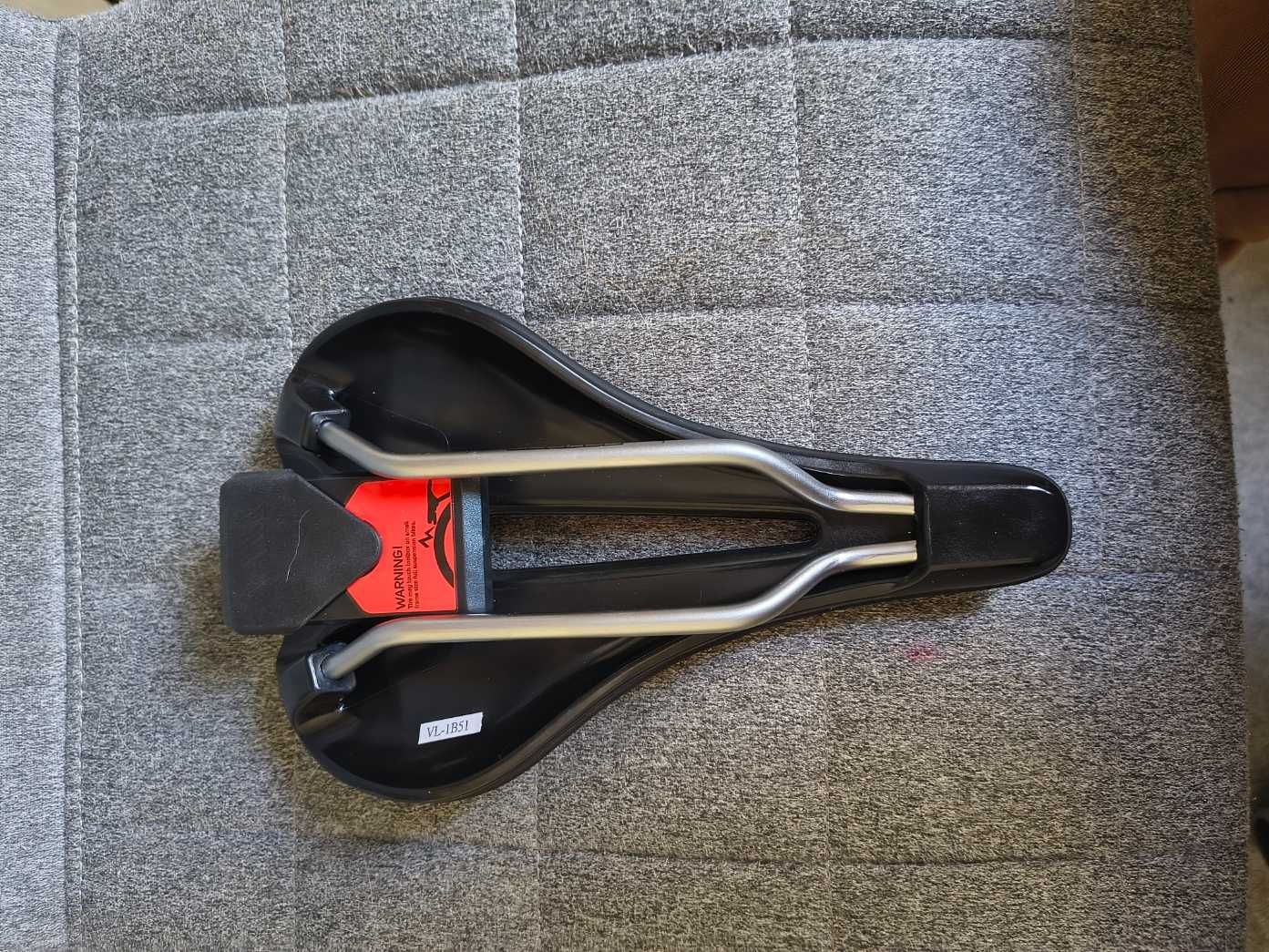 Siodełko Merida Expert SL razem z multitoolem.