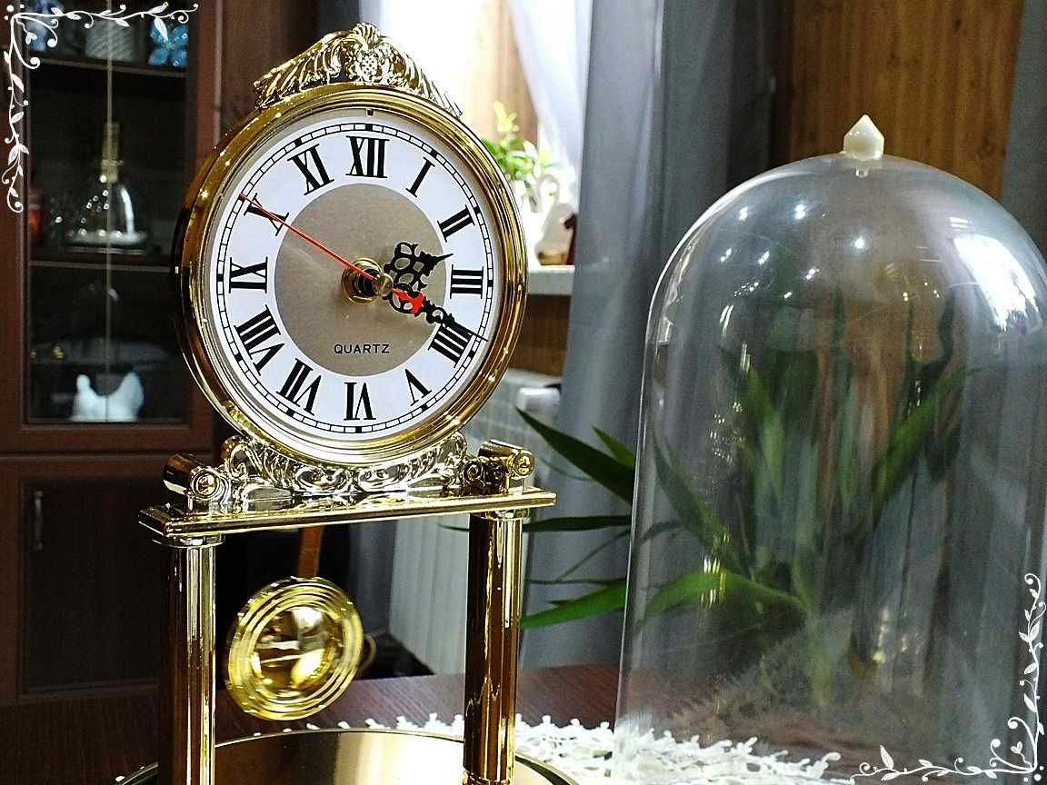 Stary 'Złoty' zegar kominkowy 34cm pod kloszem z wahadłem PRL Vintag