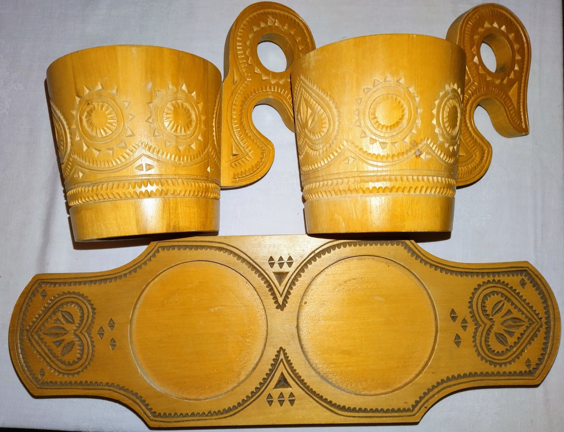 Две деревянные кружки с подставкой
