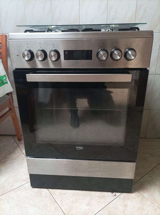 Fogão a gás com forno elétrico