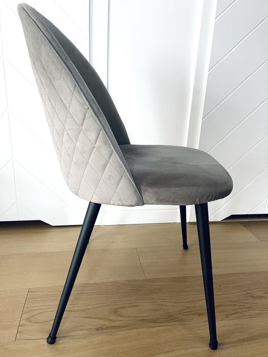 krzeseł KOKKEDAL – JYSK, aksamitne, szaro-czarne
