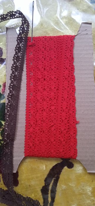 Продам тасьму червону та коричневу