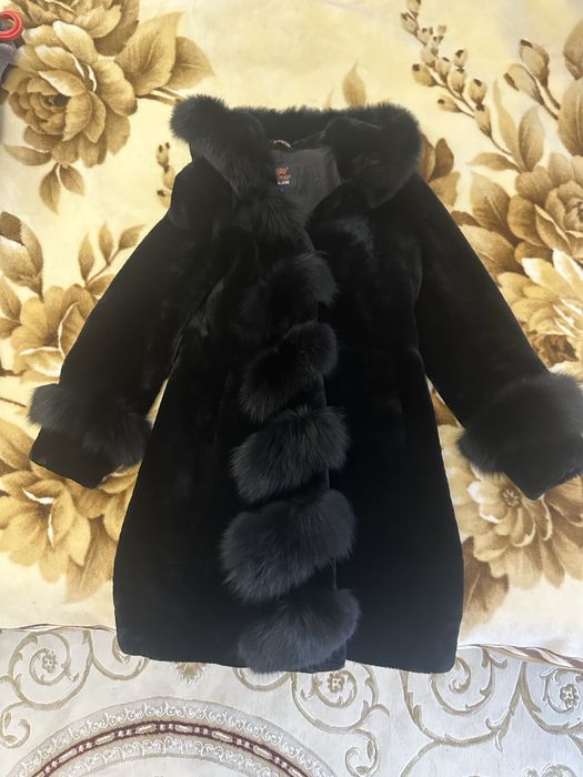 Шуба натуральна ,стрижена овчина чорного кольору.