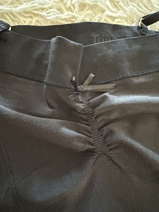 Halka modelująca Triumph L bielizna wyszczuplająca czarna sukienka