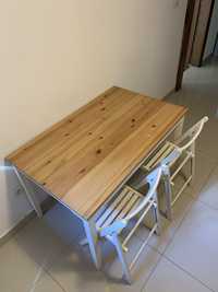 Stół z dwoma krzesłami Ikea