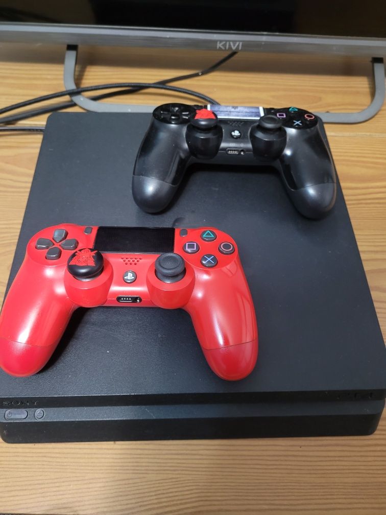 Продам PS 4 + 2 геймпада!