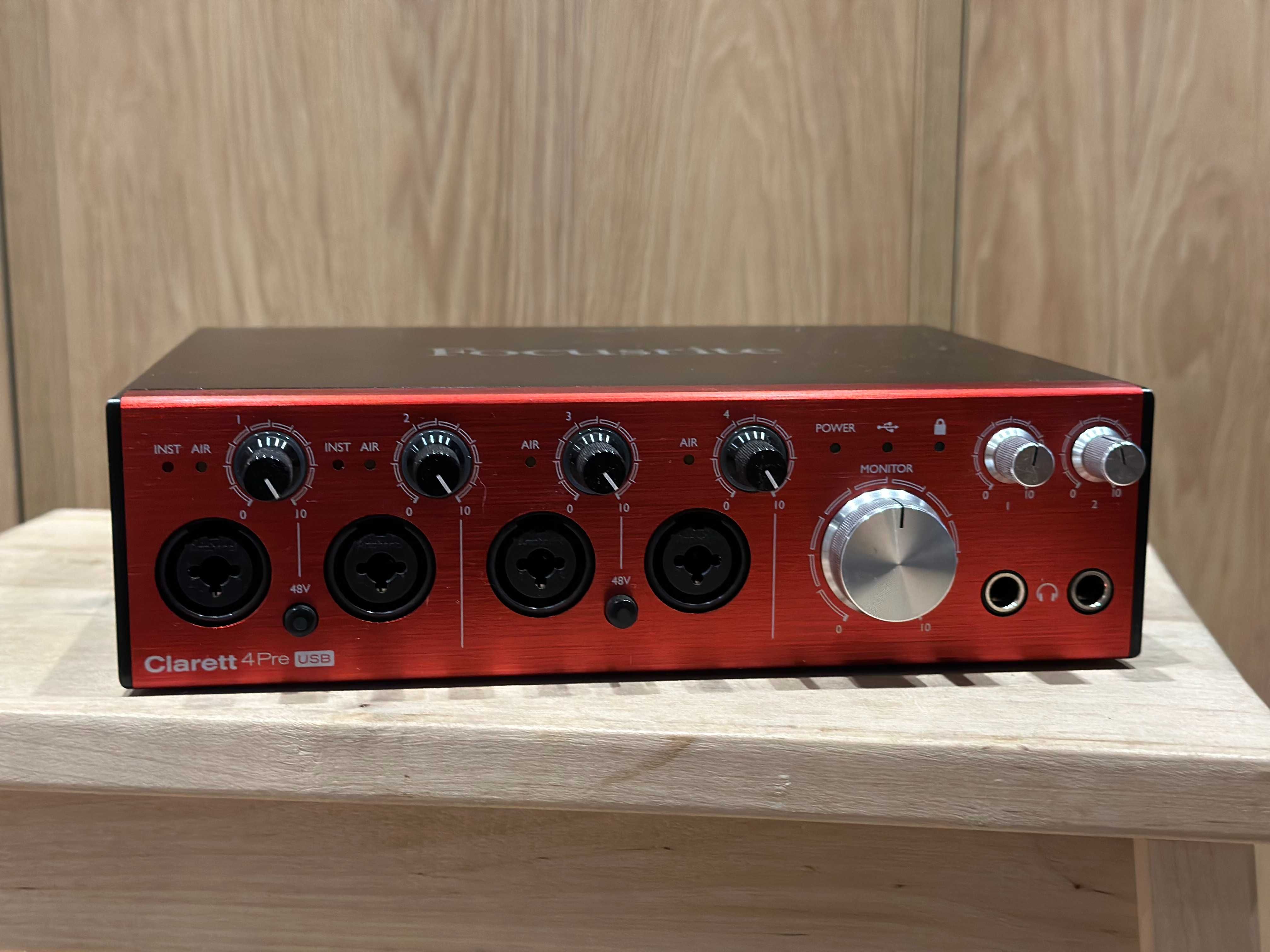 Focusrite Clarett 4 Pre USB karta dźwiękowa + statyw gratis