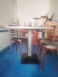 drewniany stół i krzesło