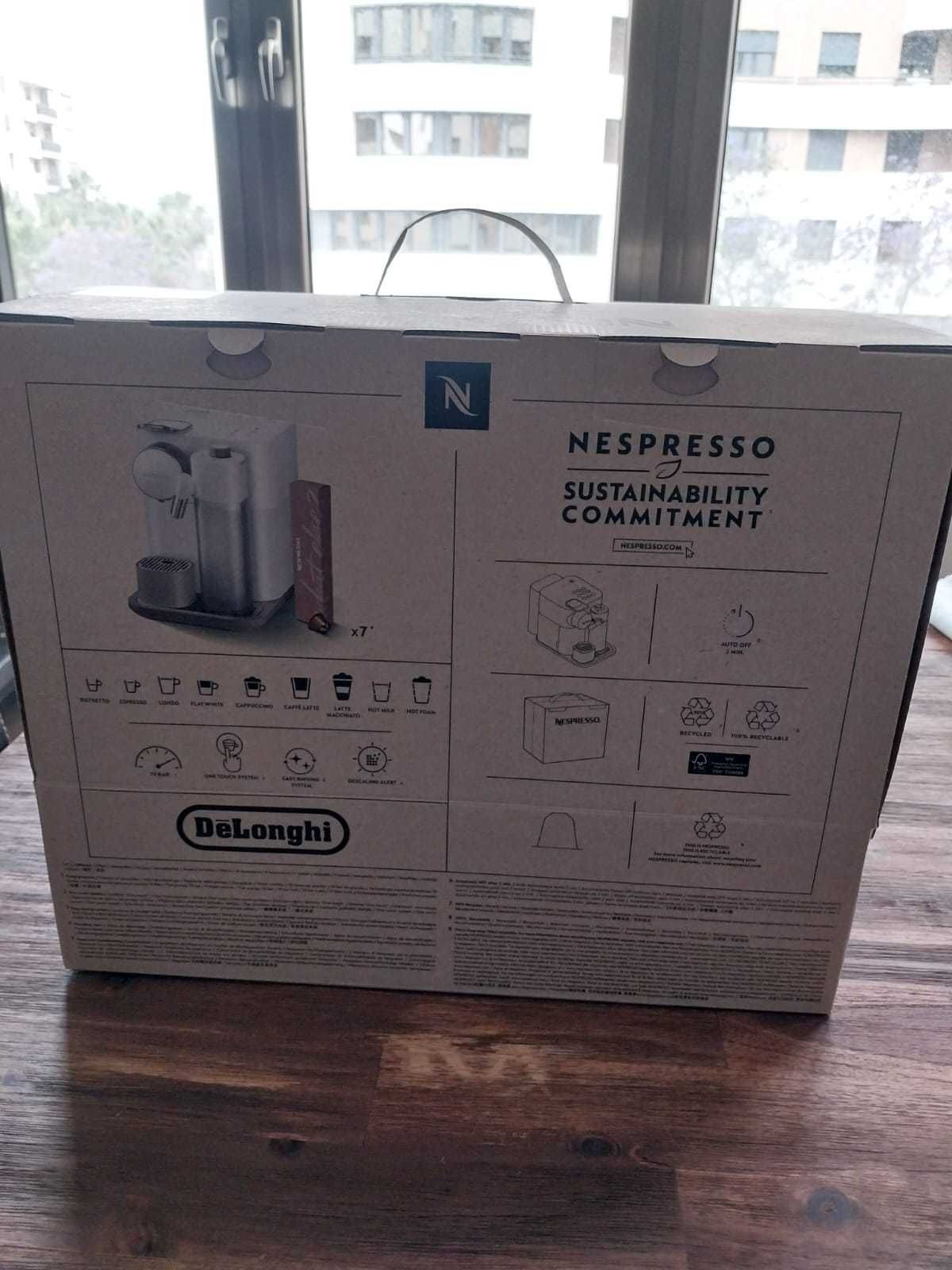 Máquina Nespresso - Gran Lattíssima Delonghi - NOVA Cor Preta