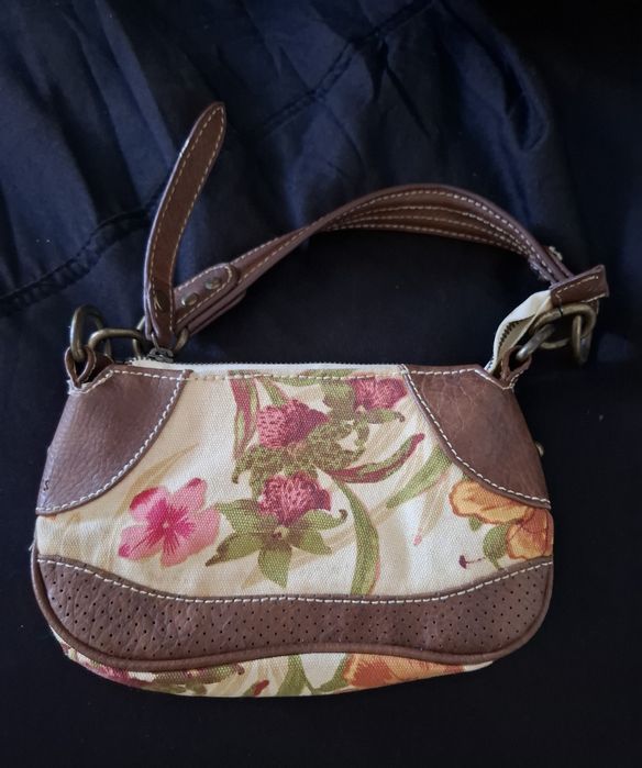 Camisa e mala pequena