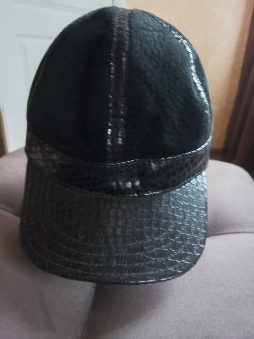 Кепка  женская из натуральной кожи