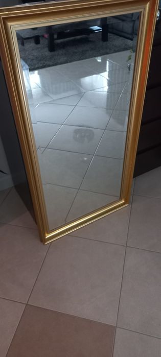 Lustro w złotej ramie