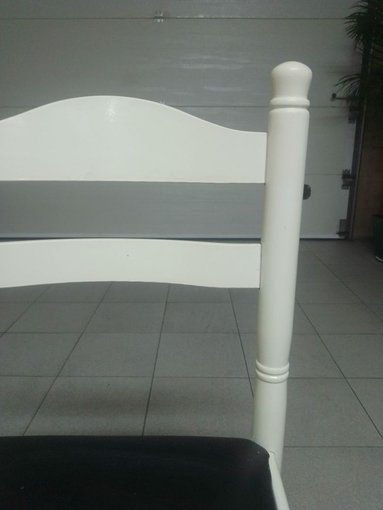 Cadeira de cozinha em lacado branco com acento em pele preta
