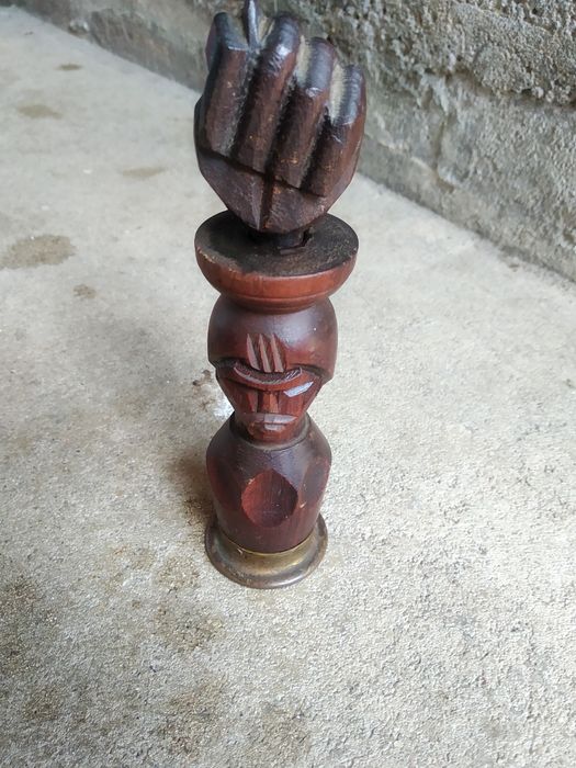 Saca rolhas antigo com base em latão