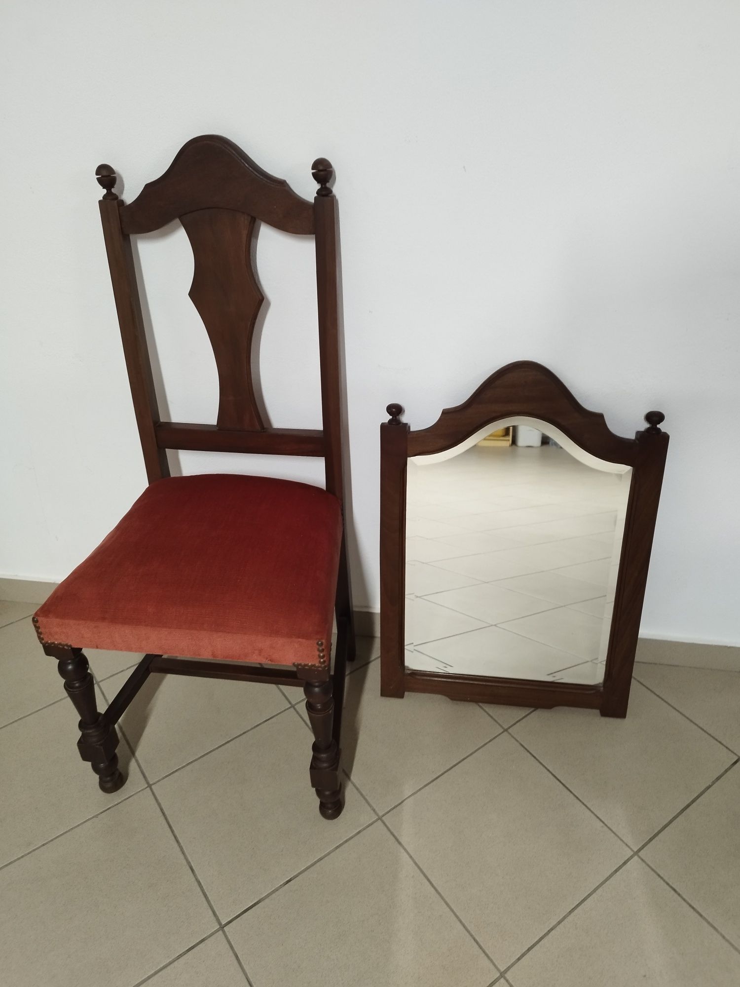 Cadeira e espelho