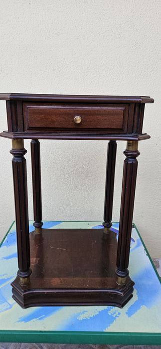 Mesa de cabeceira antiga