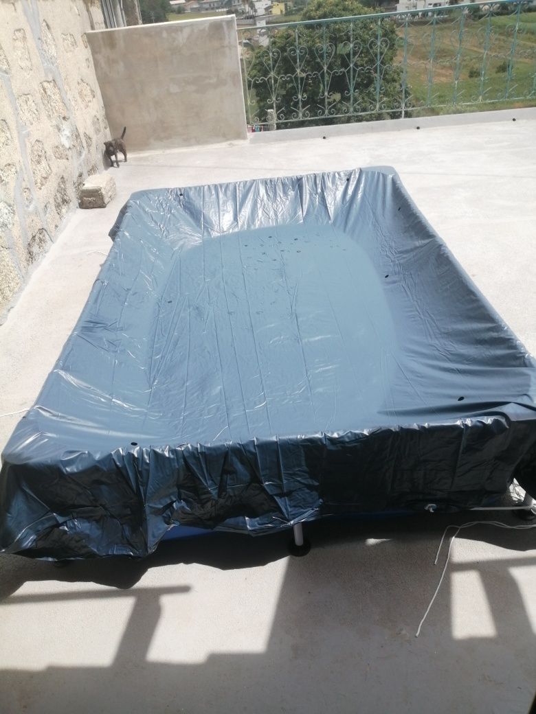 Piscina e uma capa