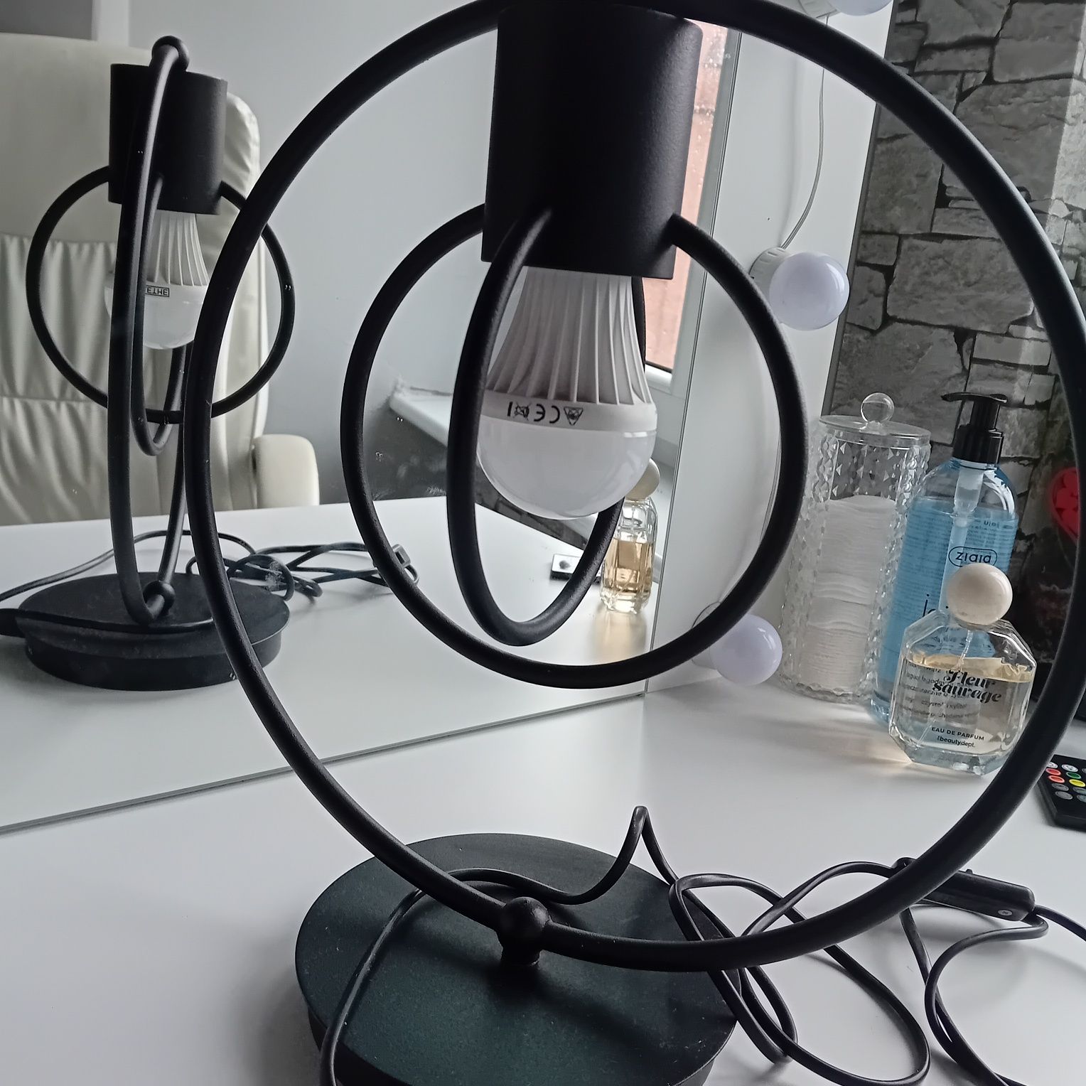 Czarna lampa na biurko