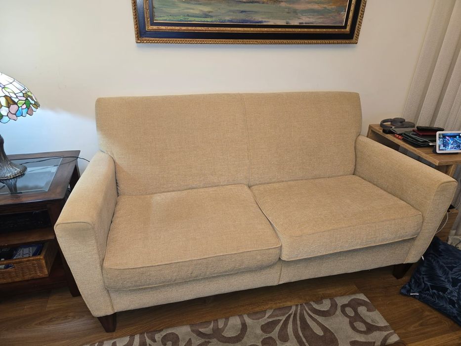 Um sofa em cor beige