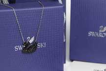 Swarovski підвіска чорний лебідь