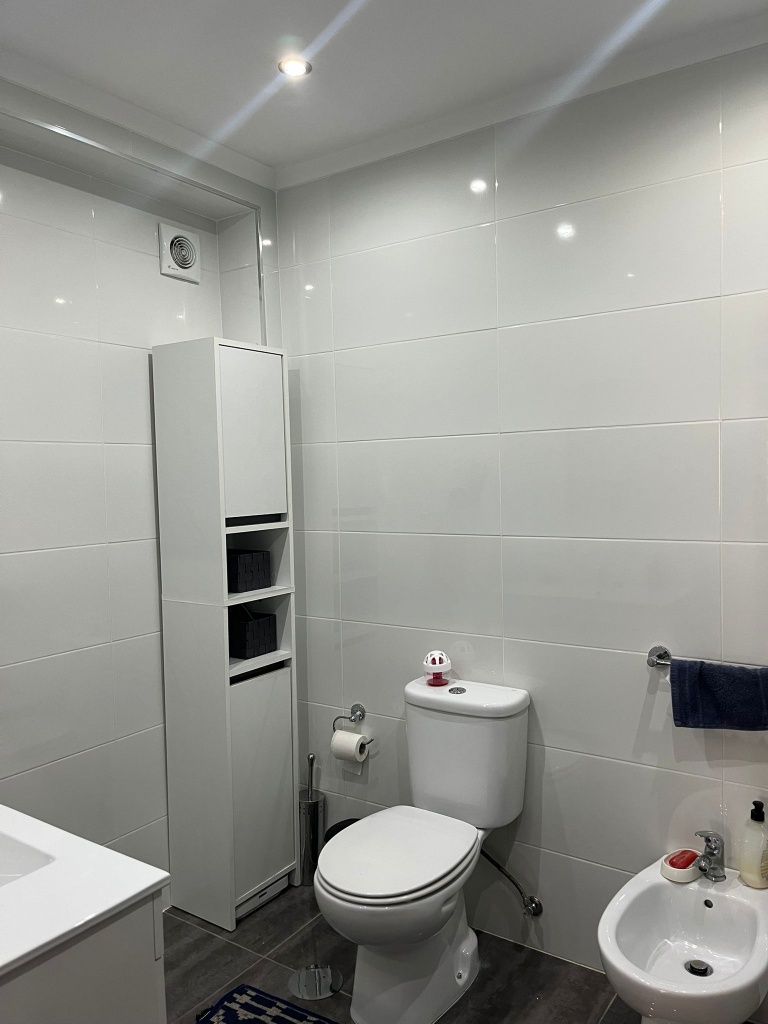 Alugo quarto a menina estudante