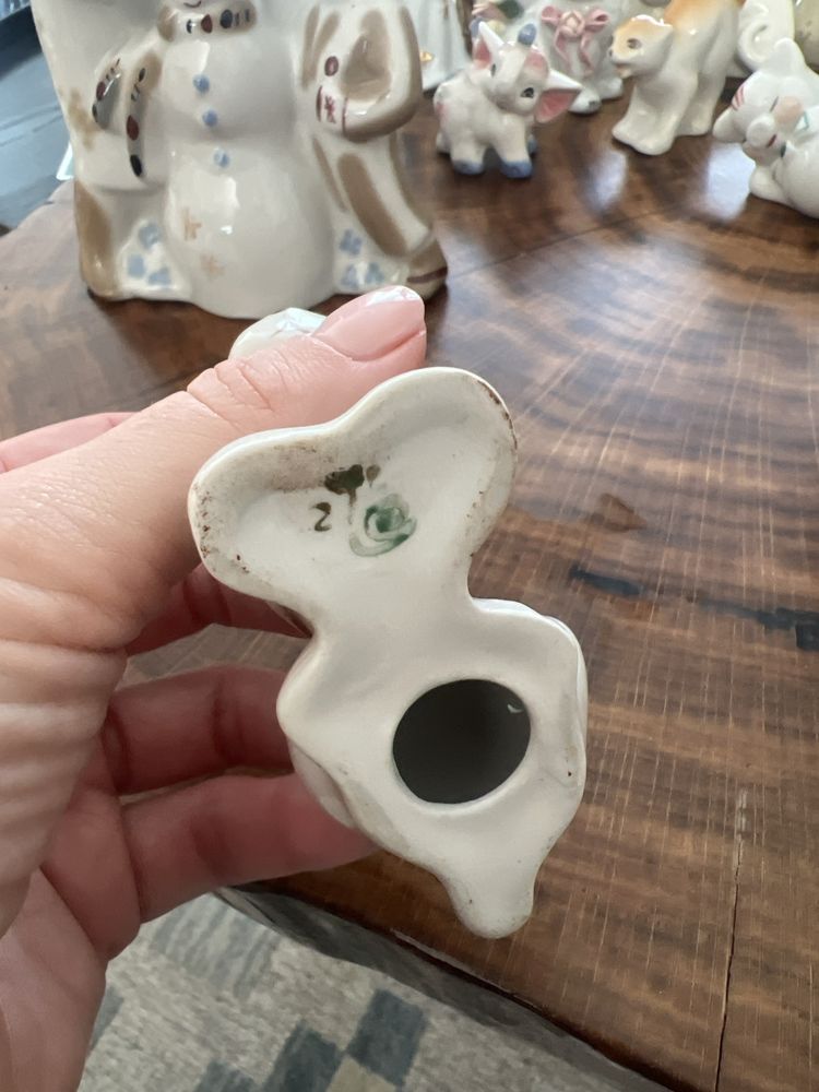 Figurka porcelanowa piesek sygnowana PRL