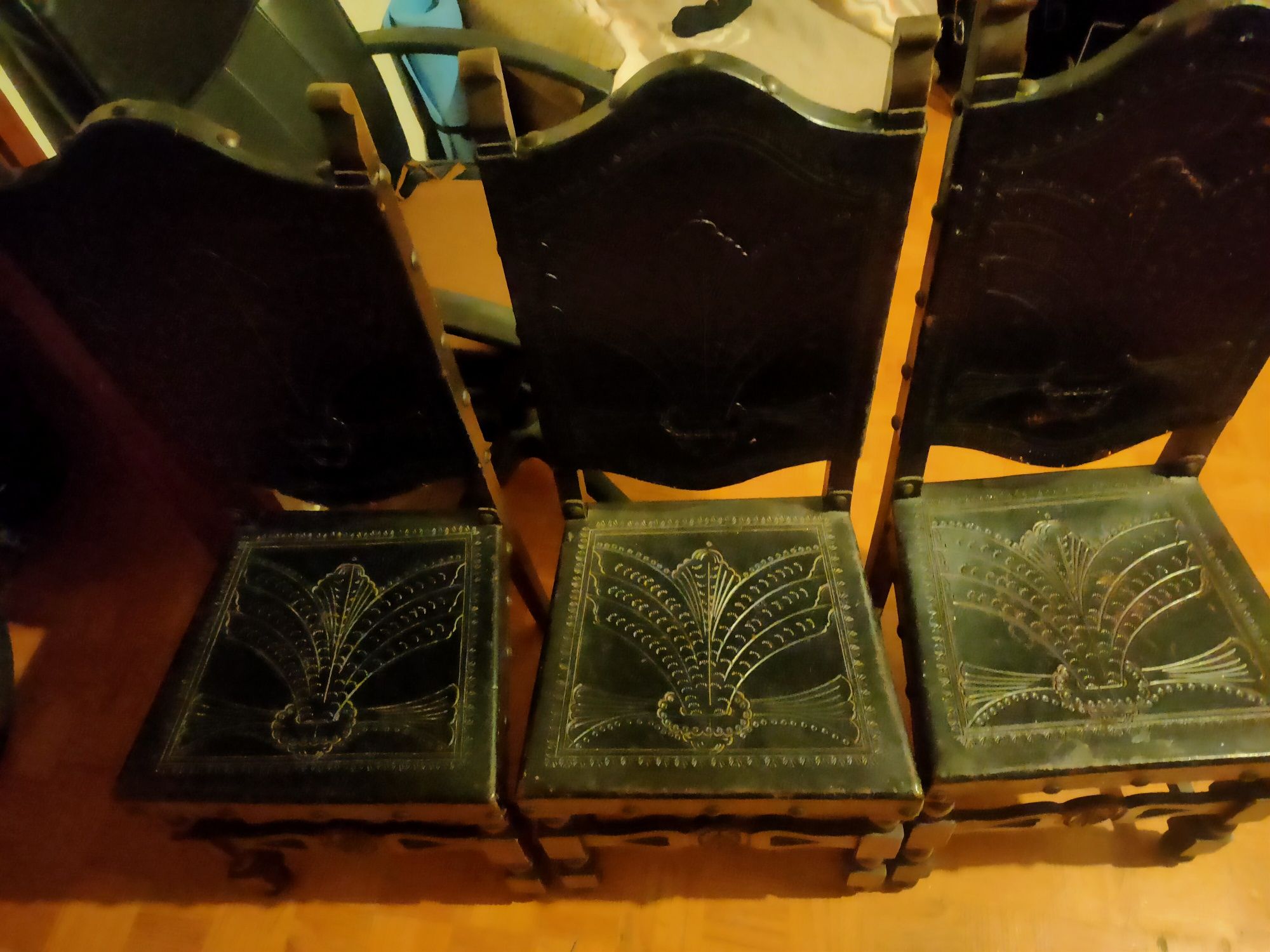 Cadeiras antigas de madeira e couro