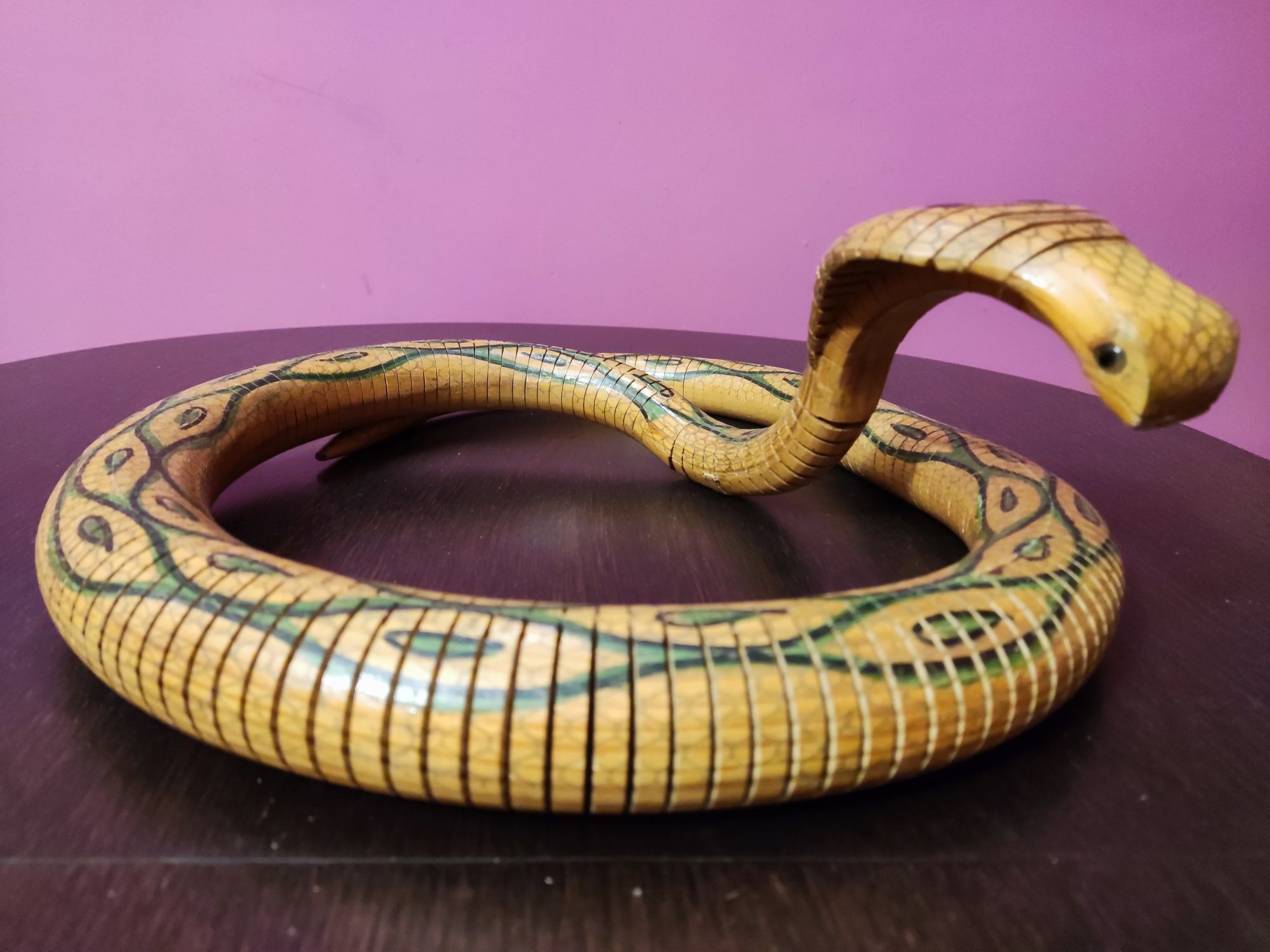 Drewniana zabawka wąż, żmija, kobra,