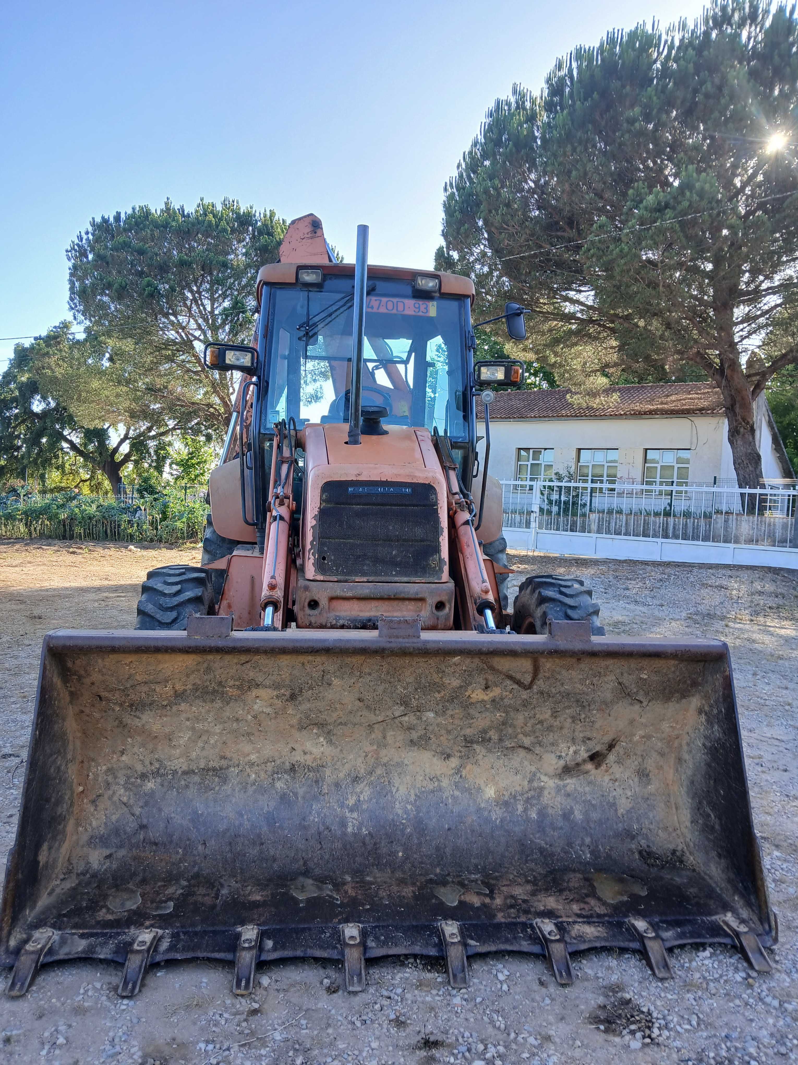 Retroescavadora Fiat Hitachi FB110 , com caixa automática.