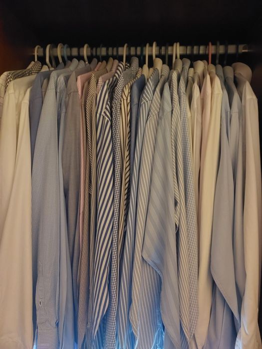 Diversas camisas, novas e smi-novas