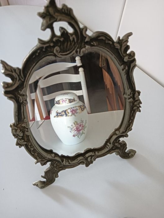 Decoração espelho vintage com moldura em bronze