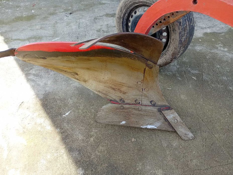 Pług 4 skibowy zagonowy od rolnika po wymianie elementów roboczych.