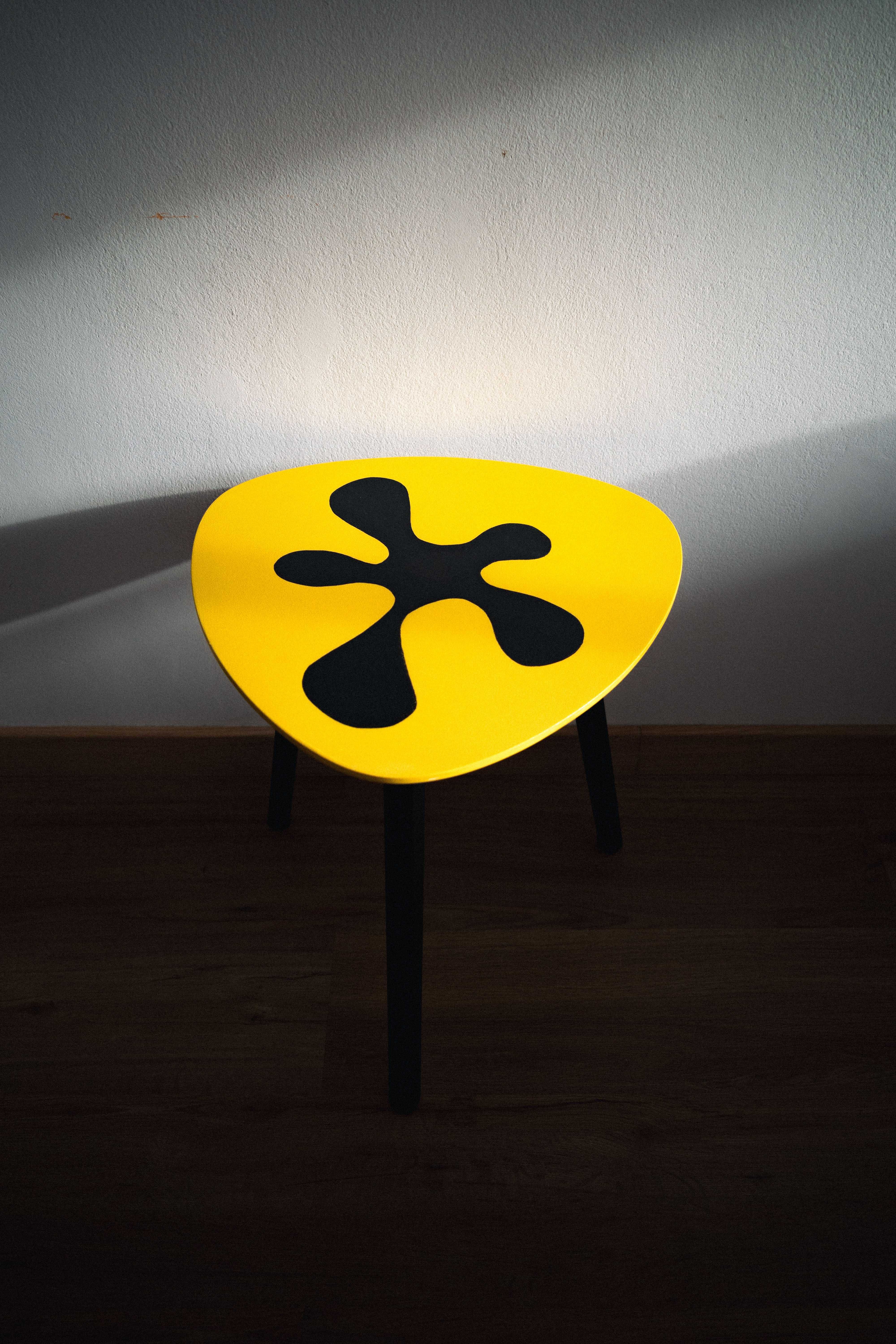 Mesa de apoio triangular