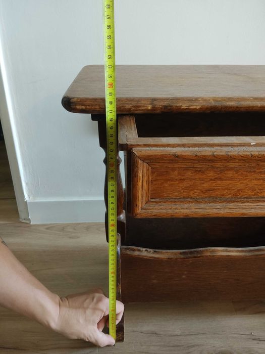 Pequeno móvel para revistas com gaveta