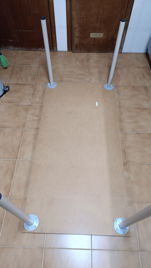 Mesa de Secretária IKEA - Cinzenta Clara