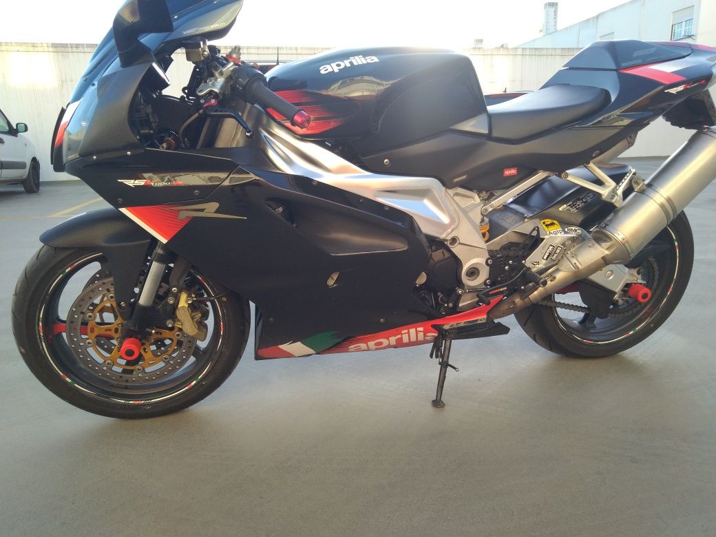 Ducati numerada réplica fila... Aprilia rsv 1000