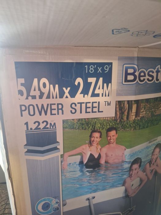 Basen ogrodowy wraz z dodatkowymi wyposażeniem