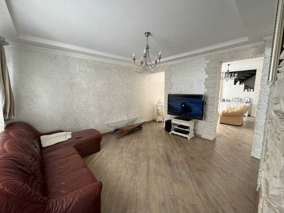 Продаж будинку з ремонтом, з подвір'ям Винники