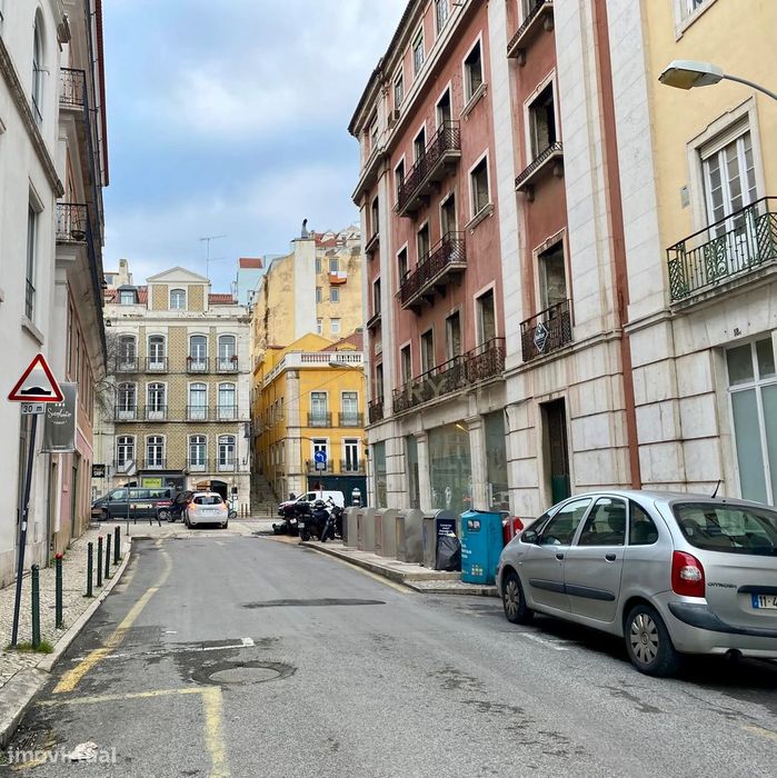 Espaço comercial versátil na Rua da Boavista, próximo ao Mercado da Ri