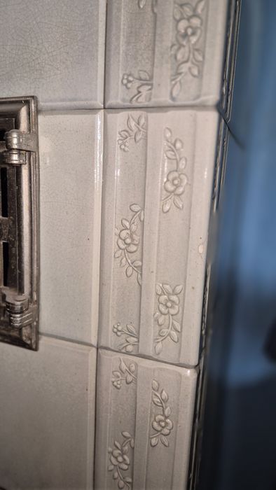 Stary piec kaflowy biały ładny wzór