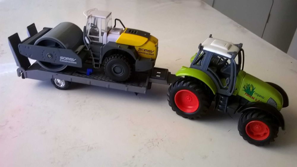 ciągnik, traktor rolniczy z przyczepą lawetą + walec drogowy