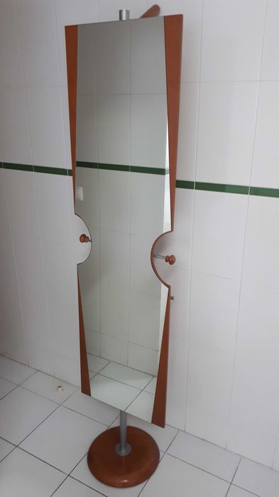 Espelho de pé com cabides